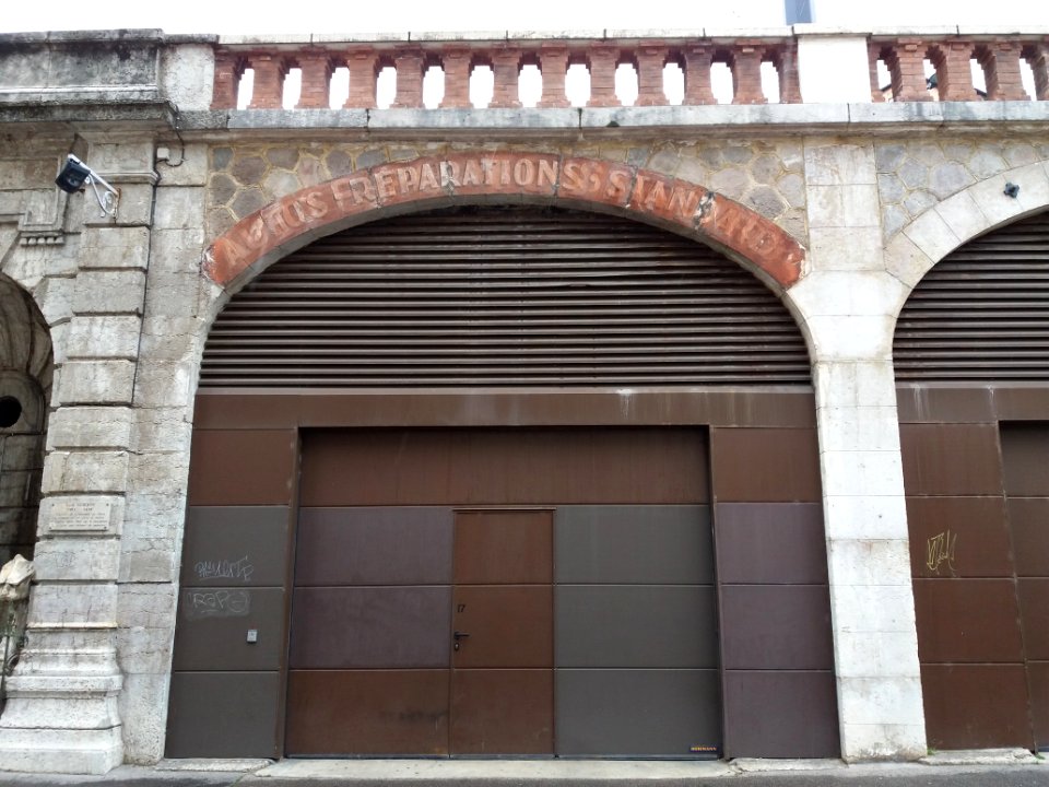 Lyon 5e - Rue Saint Paul, inscription au-dessus d'un garage