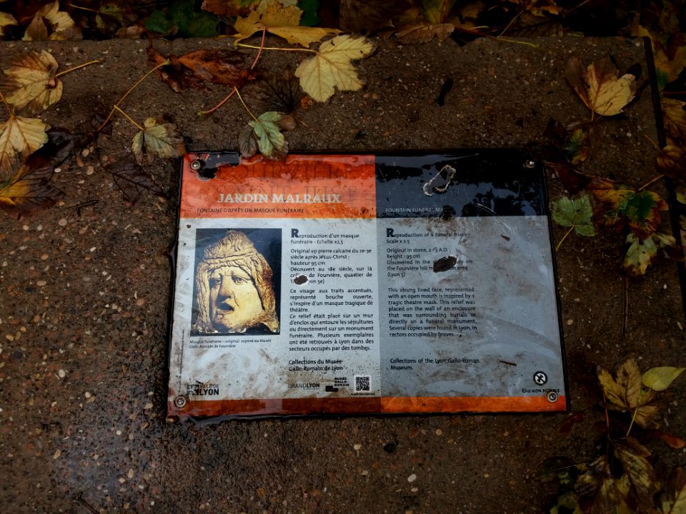 Lyon 5e - Jardin André Malraux, plaque de la fontaine au masque funéraire