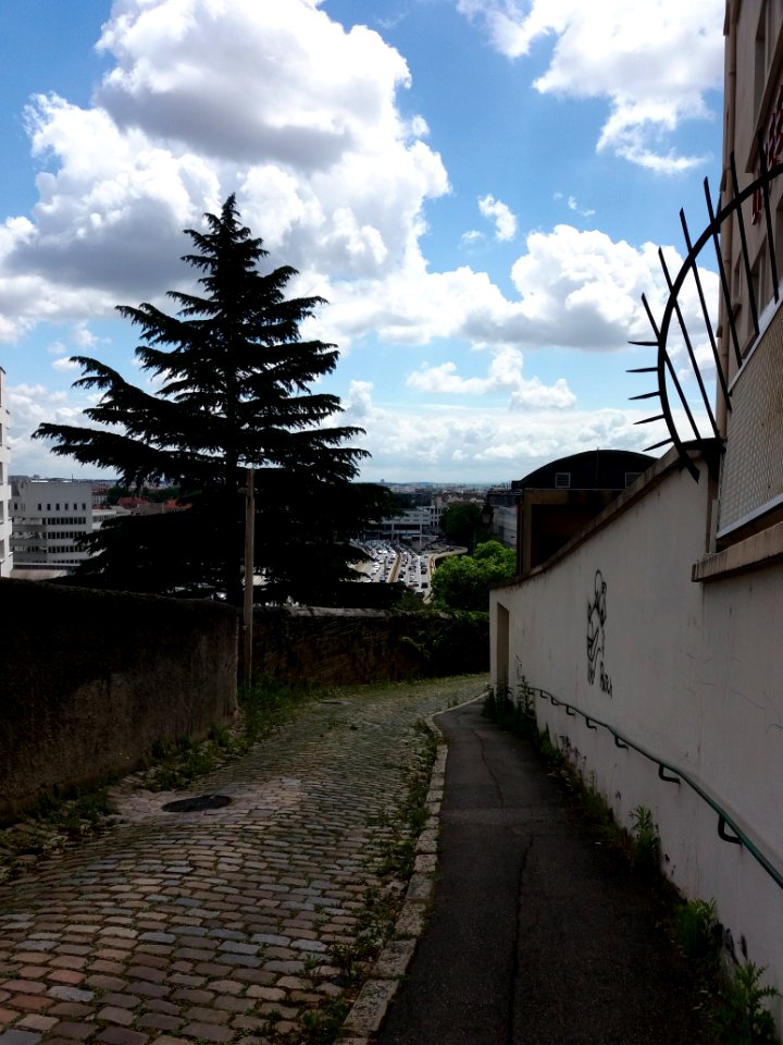 Lyon 5e - Montée des Génovéfains, vue sur la gare de Perrache et l'autoroute du Soleil