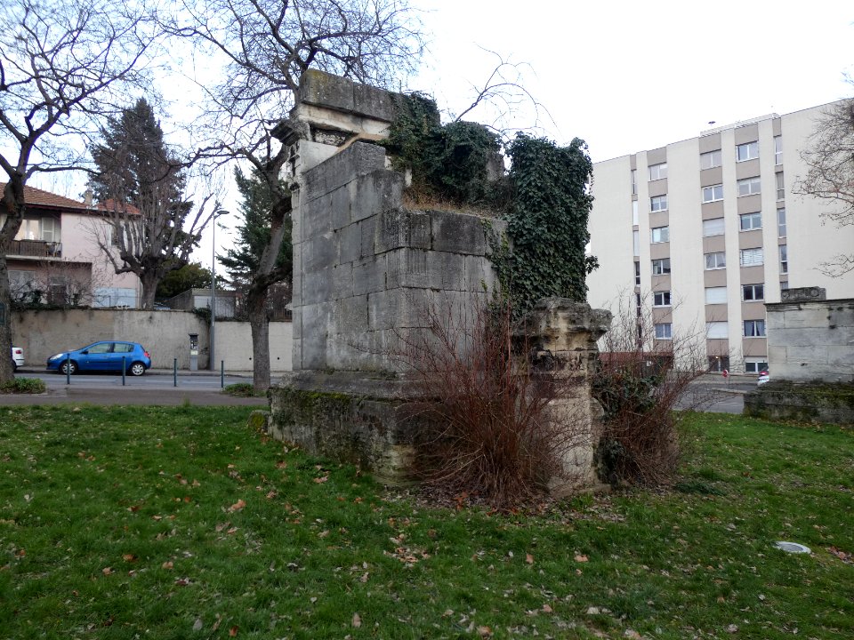Lyon 5e - Place Eugène Wernert - Mausolée de Turpio avec végétation