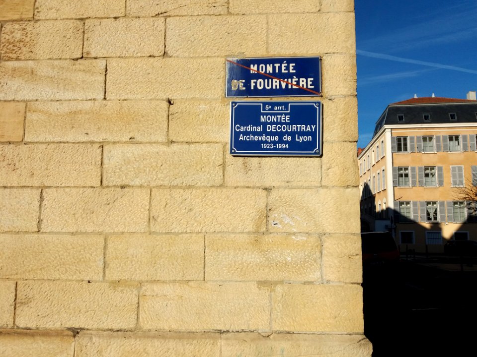 Lyon 5e - Montée Cardinal Decourtray, plaque et ancienne plaque