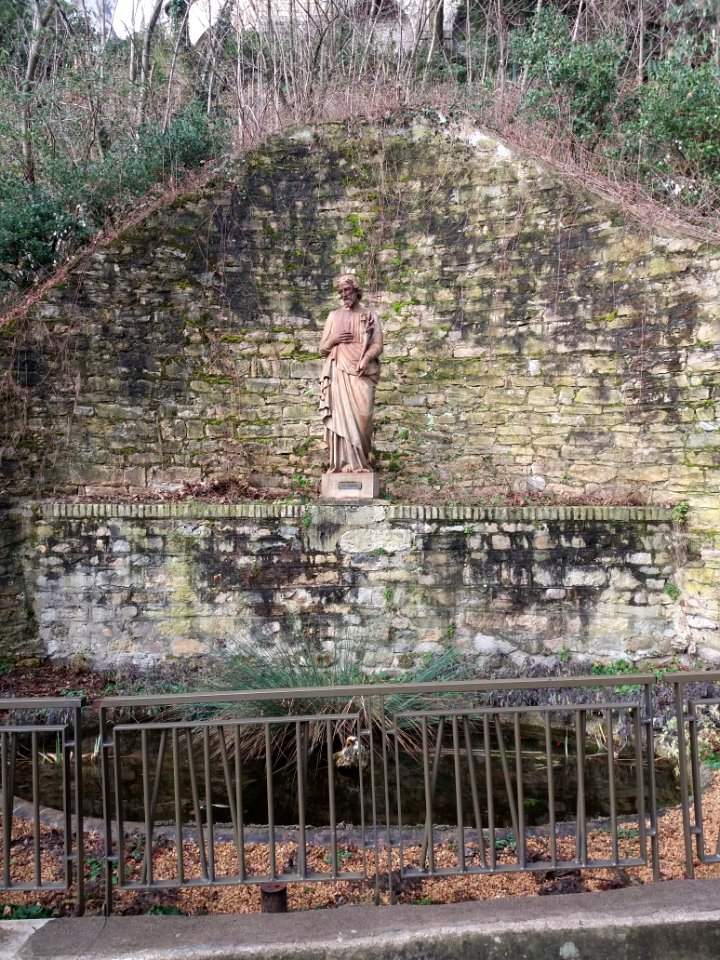 Lyon 5e - Jardin du Rosaire - Statue de saint Joseph et bassin