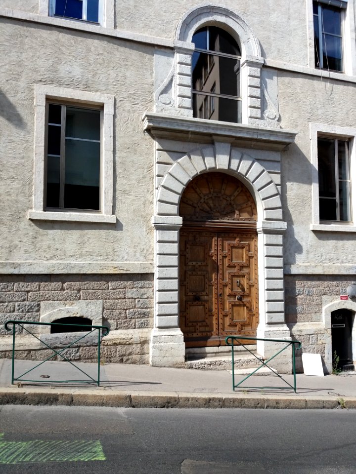 Lyon 5e - Montée Saint Barthélémy, grande porte du lycée Sainte-Marie