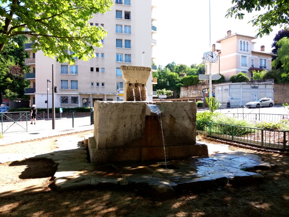Lyon 5e - Place de Trion, fontaine de Claude (2)