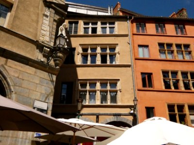 Lyon 5e - Montée du Gourguillon - Immeuble au numéro 2, depuis la place de la Trinité