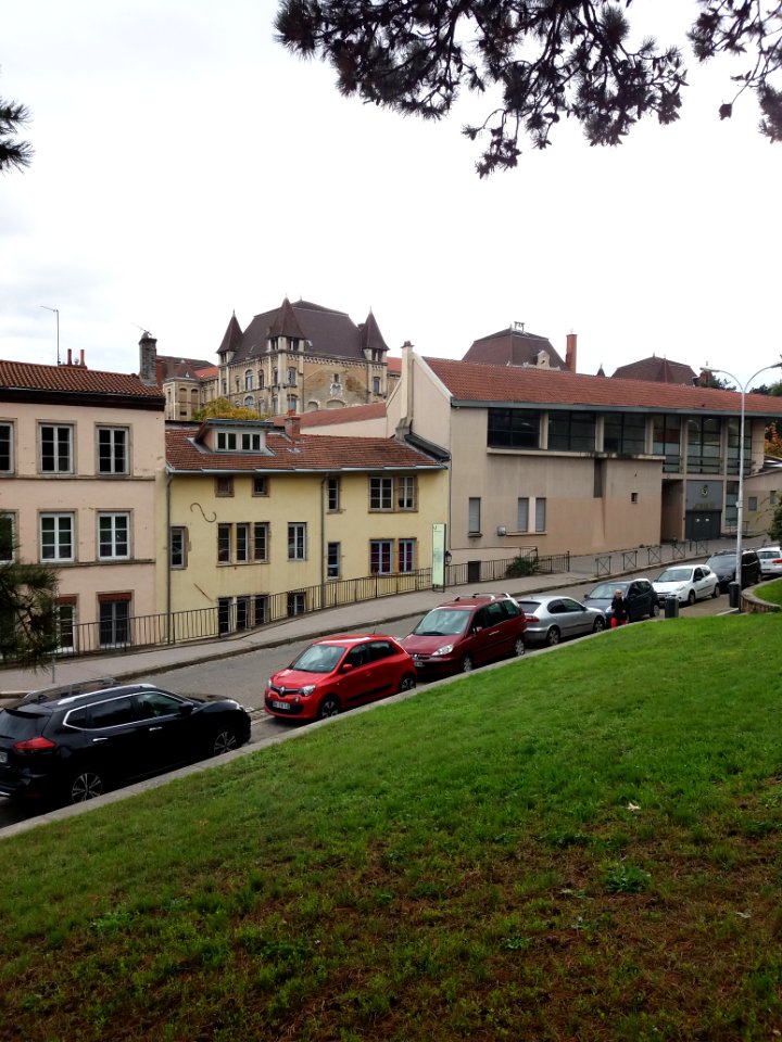 Lyon 5e - Place des Minimes, vue sur la montée du Chemin Neuf et le lycée Saint Just
