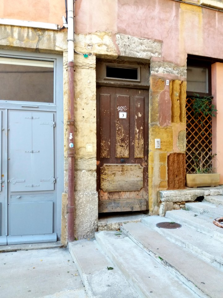 Lyon 5e - Montée du Garillan, porte au numéro 3