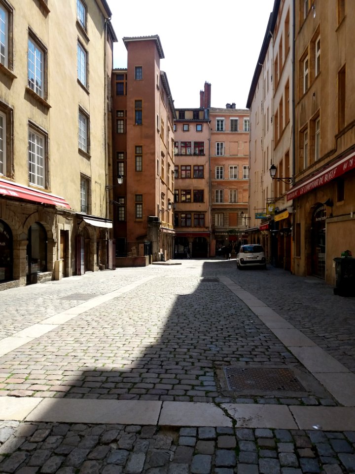 Lyon 5e - Place Neuve-Saint-Jean, vide au moment du déconfinement, depuis la rue du Bœuf