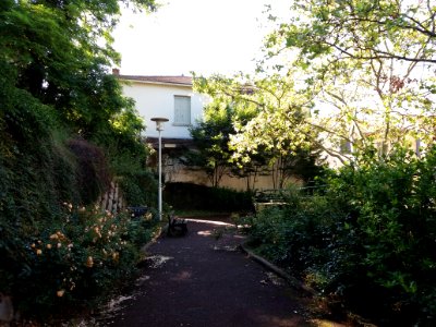 Lyon 5e - Place Père François Varillon, jardin avec fleurs et banc