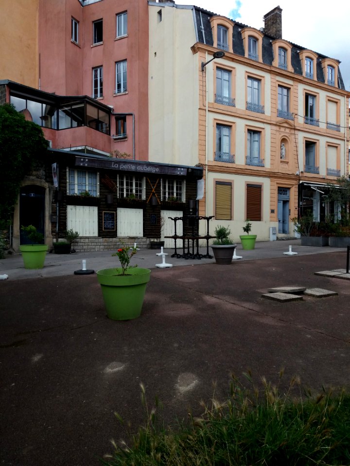 Lyon 5e - Place Eugène Wernert, bâtiments au nord