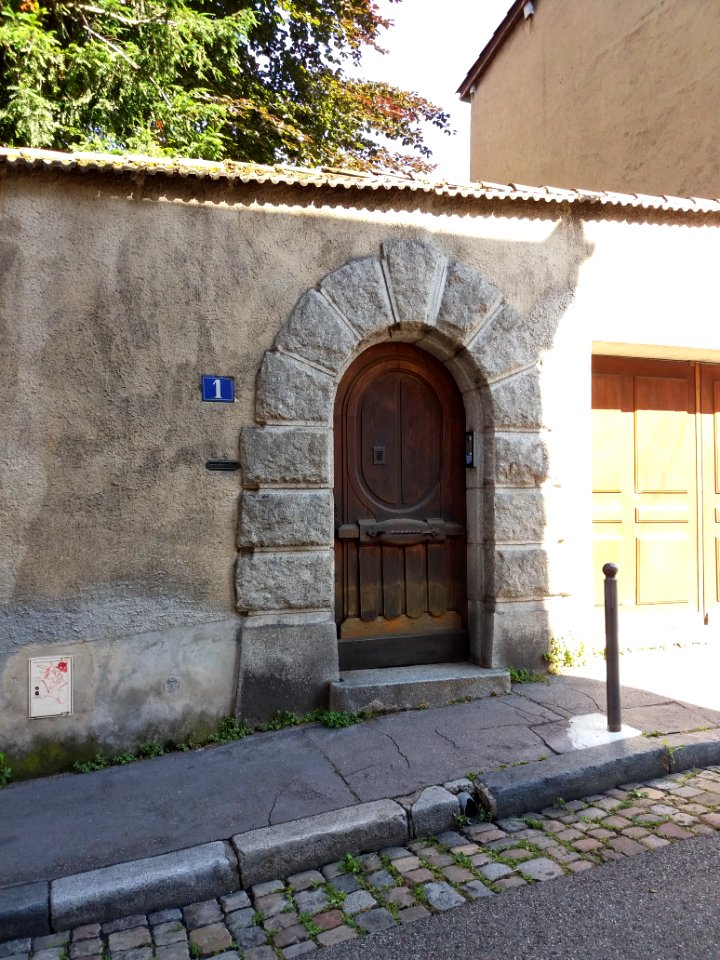 Lyon 5e - Montée de Loyasse, porte au numéro 1