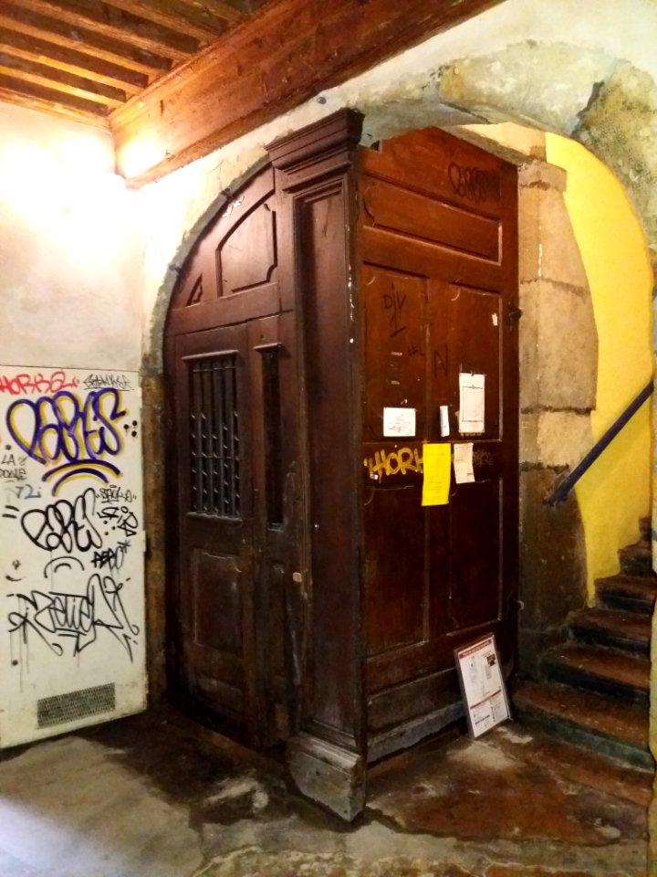 Lyon 5e - Rue Saint Jean - Traboule au numéro 39 - Placard d'escalier