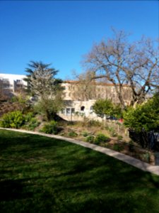 Lyon 5e - Jardin André Malraux, vue sur l'ancien hôpital de l'Anticaille