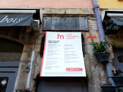 Lyon 5e - Place du Change, porte au numéro 5, avec plaque et permis de construire