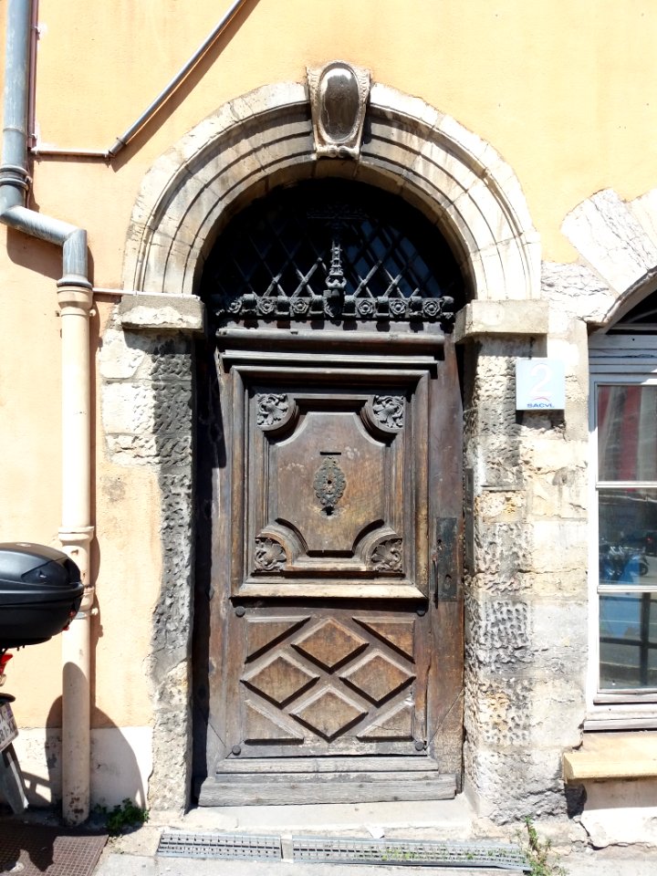 Lyon 5e - Montée du Chemin Neuf, porte au numéro 2