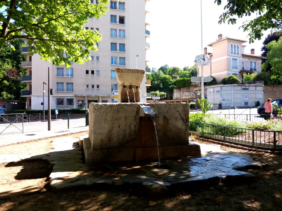 Lyon 5e - Place de Trion, fontaine de Claude (3)