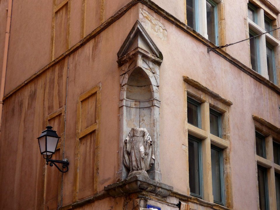 Lyon 5e - Place du Petit Collège - Niche à l'angle des rues Gadagne et de la Fronde