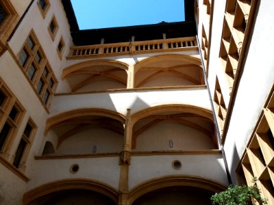 Lyon 5e - Hôtel de Gadagne, cour (2)