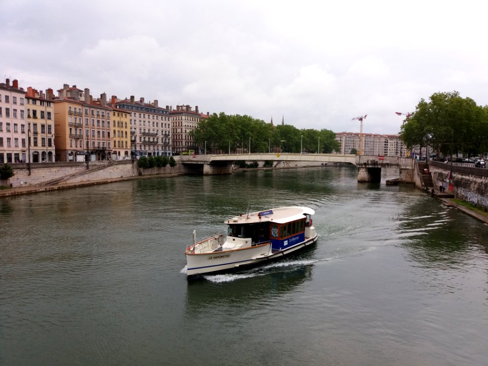 Lyon 5e - Le Vaporetto sur la Saône, depuis la passerelle Saint Vincent, côté sud