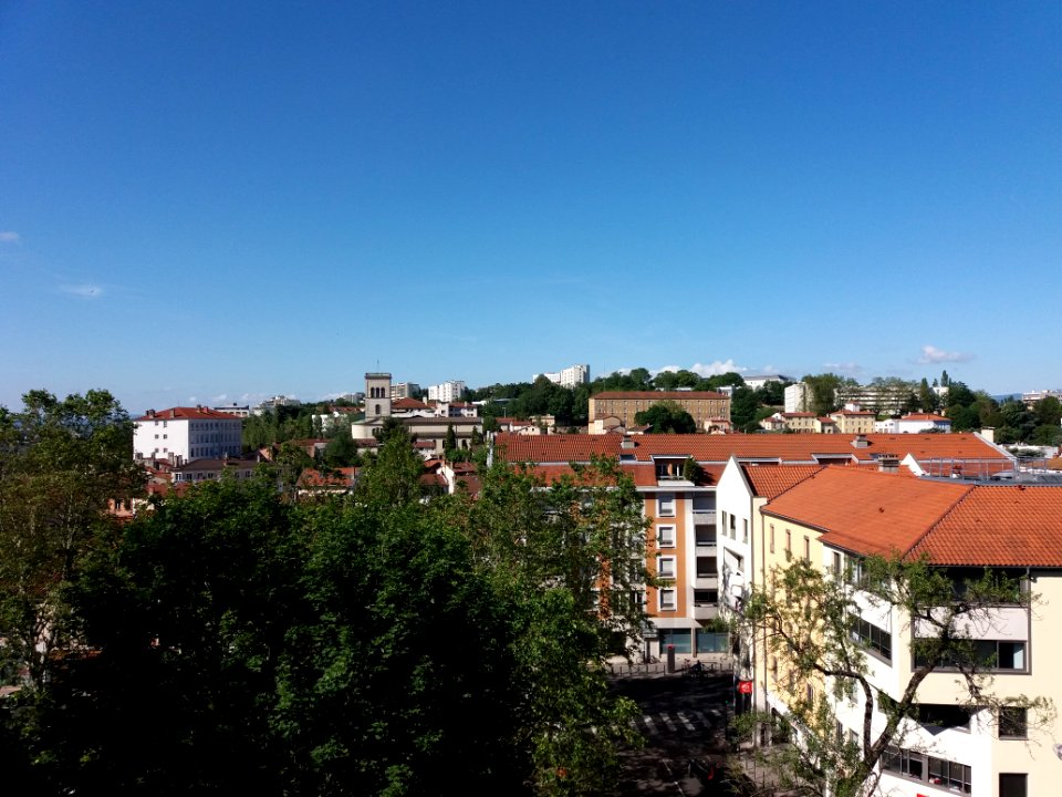Lyon 5e - Place Père François Varillon, vue depuis le jardin au dessus de la place sur l'église Saint-Irénée et le fort Saint-Irénée