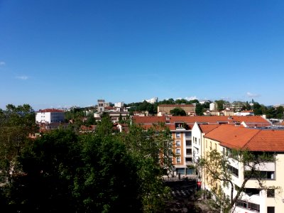 Lyon 5e - Place Père François Varillon, vue depuis le jardin au dessus de la place sur l'église Saint-Irénée et le fort Saint-Irénée