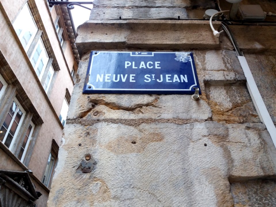 Lyon 5e - Place Neuve Saint Jean, plaque