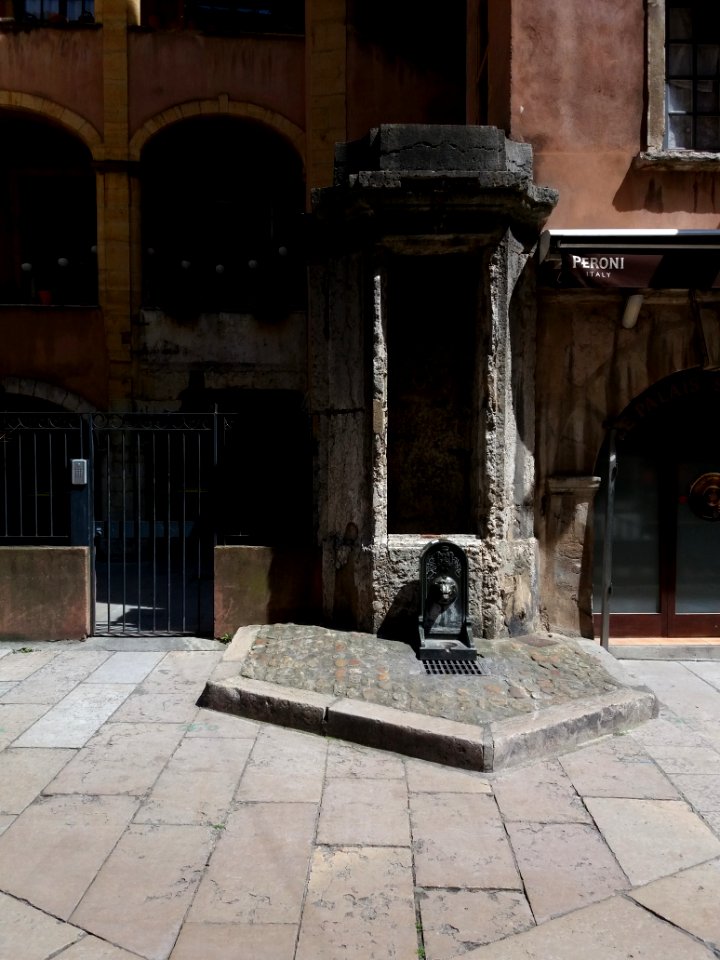 Lyon 5e - Place Neuve-Saint-Jean, fontaine avec niche