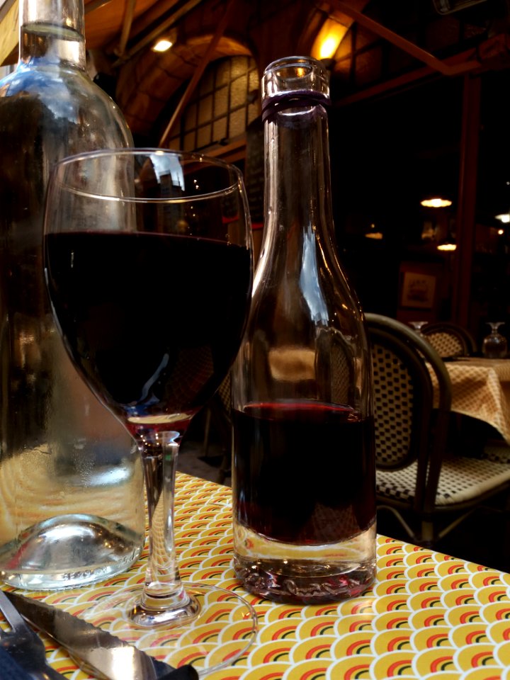 Lyon 5e - Les Ventres Jaunes, fillette à côté d'un verre et d'une bouteille d'eau