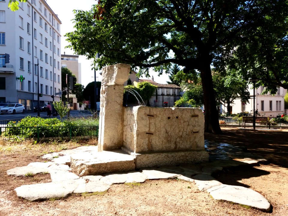 Lyon 5e - Place de Trion, fontaine de Claude (4)
