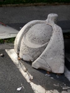 Lyon 7e - Rue Garibaldi, bloc délimitant les places de parking à l'entrée de la station service au numéro 354