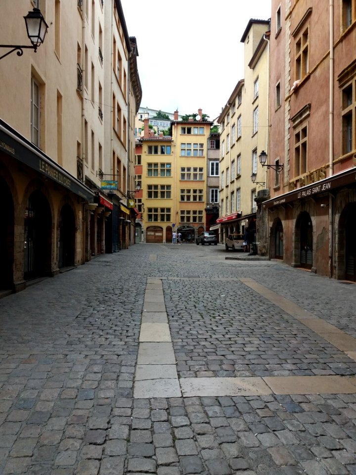 Lyon 5e - Place Neuve-Saint-Jean, vide au moment du déconfinement, depuis la rue Saint-Jean