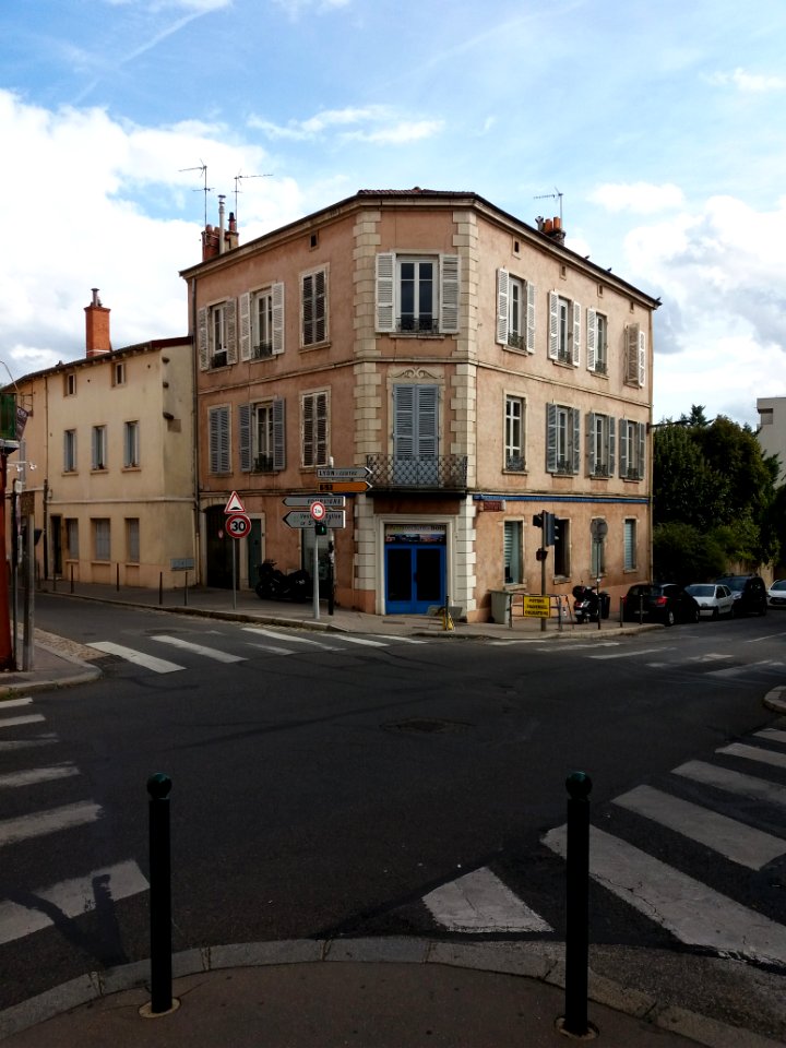 Lyon 5e - Montée de Choulans, immeuble à l'angle de la rue des Macchabées