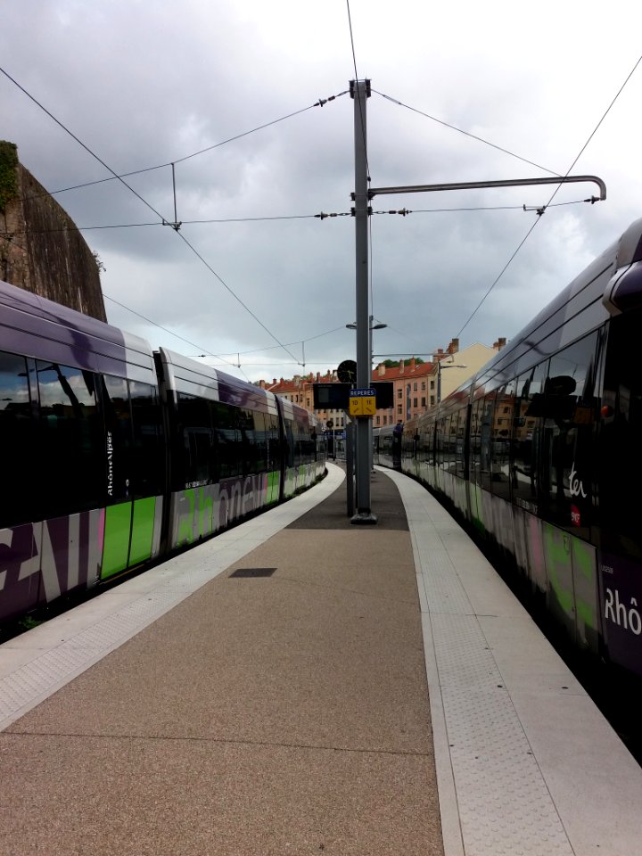 Lyon 5e - Gare Saint-Paul, quai entre deux trains