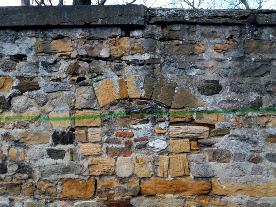 Lyon 5e - Montée de la Sarra - Mur avec ancienne fenêtre