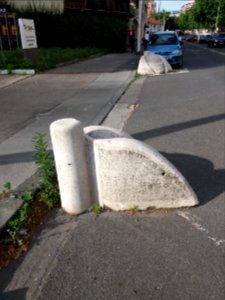 Lyon 7e - Rue Garibaldi, blocs délimitant les places de parking à l'entrée de la station service au numéro 354