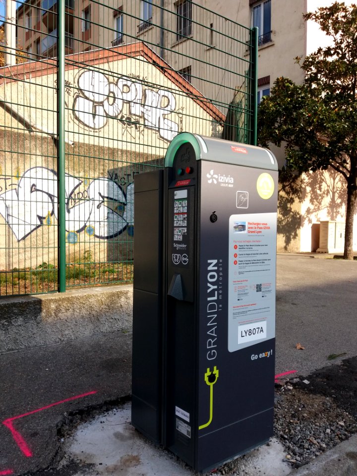 Lyon 8e - Rue Croix-Barret - Borne de recharge de véhicules électriques
