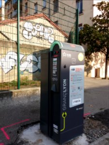 Lyon 8e - Rue Croix-Barret - Borne de recharge de véhicules électriques