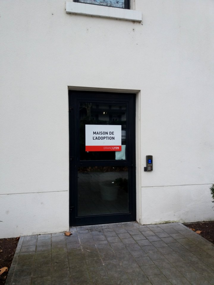 Lyon 7e - Rue Jonas Salk, porte de la Maison de l'adoption