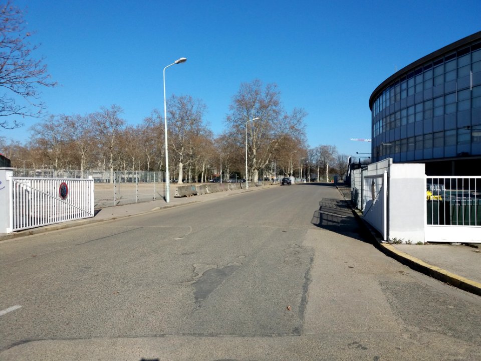Lyon 7e - Rue Jean-Pierre Chevrot, vue depuis l'allée Pierre de Coubertin