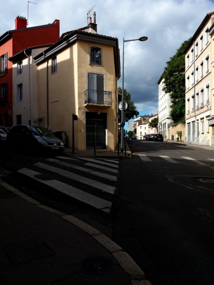 Lyon 5e - Montée de Choulans, immeuble à l'angle de la rue des Macchabées, coté ouest