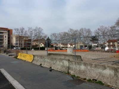 Lyon 8e - Rue Henry Barbusse, terrain vague entre la place Julien Duret et la rue Garon Duret