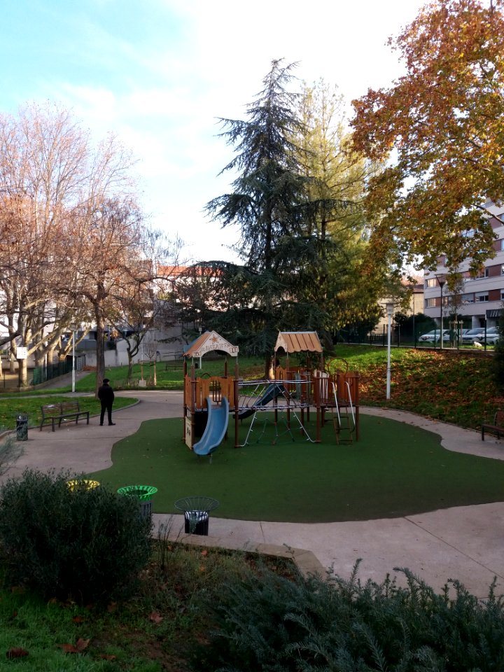 Lyon 8e - Square du 14ème Régiment de Zouaves - Jeux et cèdre planté par les anciens combattants