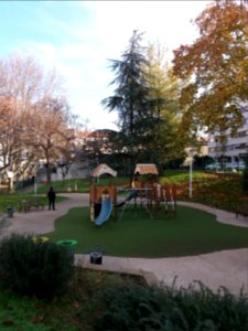 Lyon 8e - Square du 14ème Régiment de Zouaves - Jeux et cèdre planté par les anciens combattants