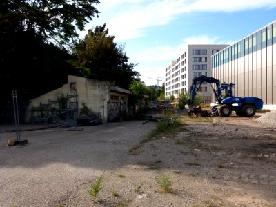 Lyon 7e - Rue Jean-Pierre Chevrot, vieux bâtiments et engin de chantier