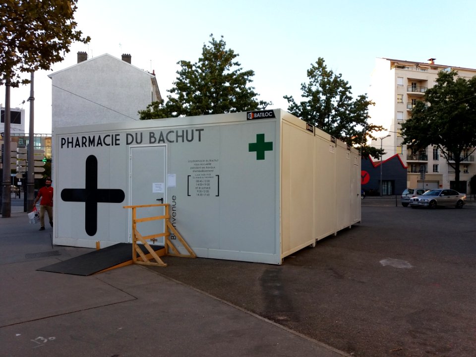 Lyon 8e - Avenue Jean Mermoz, locaux temporaires de la pharmacie du Bachut