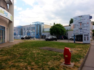 Lyon 7e - Rue de Gerland, au numéro 99, entrée des entreprises