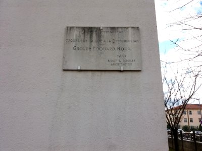 Lyon 8e - Rue Hugues Guérin, plaque d'architecte Groupe Édouard Roux, 1970