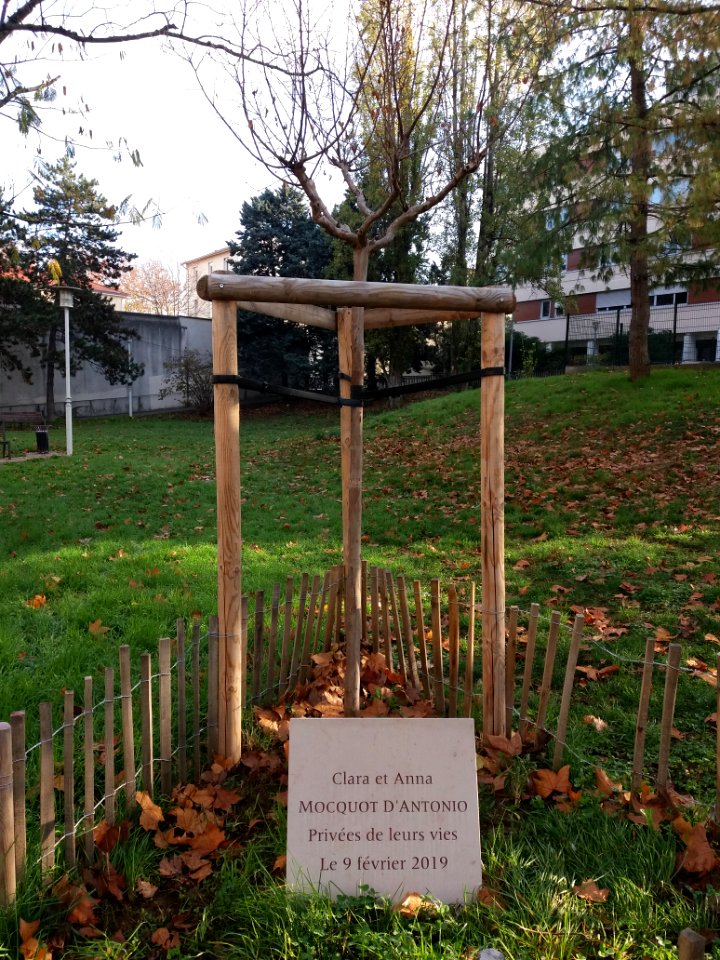 Lyon 8e - Square du 14ème Régiment de Zouaves - Plaque à Clara et Anna Mocquot d'Antonio