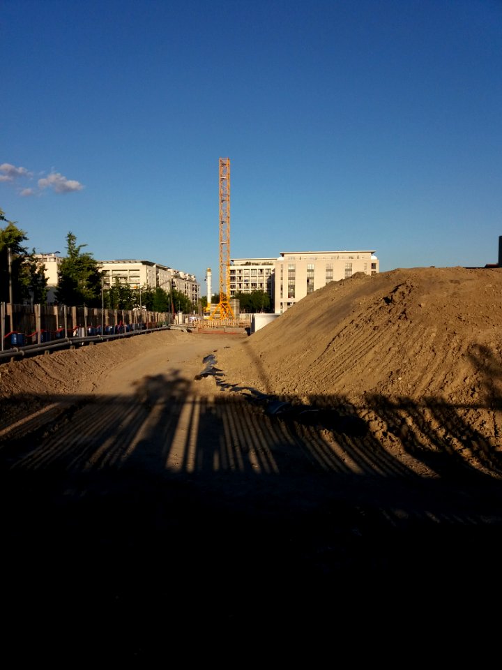 Lyon 7e - Rue des Girondins, installation d'une grue sur la place Antoinette Fouque (4)