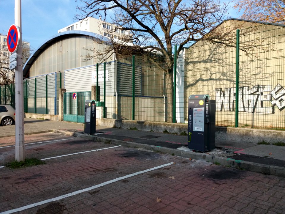 Lyon 8e - Rue Croix-Barret - Emplacements de recharge de véhicules électriques